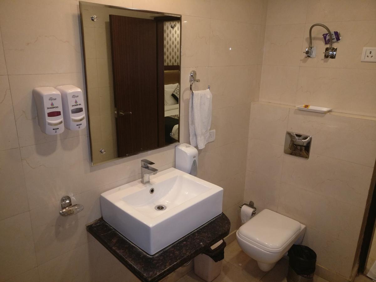 Hotel Pawan Plaza Near Sir Ganga Ram Hospital Deli Exterior foto